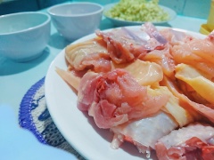 Thịt gà mua về rửa sạch, chặt khúc nhỏ vừa ăn, ướp gia vị 15 phút. Sả đập dập, bào mỏng hoặc băm nhuyễn tùy ý. Mình chỉ sử dụng phần gốc thôi nhé, phần ngọn nhỏ sẽ không thơm bằng gốc nha.