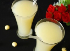Có thể uống nóng hoặc lạnh tùy thích. Nếu uống lạnh, cho vào hũ và để ngăn mát 2-3 tiếng là dùng được. Sữa hạt sen thơm ngon với hạt sen béo bùi, thơm thoảng dễ chịu, có tác dụng xoa dịu tinh thần, thích hợp cho những người hay bị stress cho công việc, học tập, ... Giúp chữa chứng mất ngủ, giúp giấc ngũ được ngon và sâu.