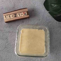 Kiwi gọt vỏ, thái thành những lát mỏng 0.5cm. Xếp kiwi đã cắt ra tô nướng thủy tinh vuông có lót sẵn giấy nến. Đổ hỗn hợp vừa trộn vào khuôn sao cho phủ kín kiwi. Bọc màng thực phẩm, chọc thủng lổ nhỏ. Đem hấp khoảng 20 phút là bánh chín.