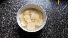 Táo gọt vỏ cắt nhỏ cho vào 1 tô nước có 1 ít chanh trong đó nhé (như vậy táo sẽ không bị đen).