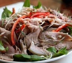 Mè trắng rang qua cho thơm. Cho món dê bóp thấu ra đĩa, rắc mè trắng lên trên là món ăn của chúng ta đã hoàn thành rồi!