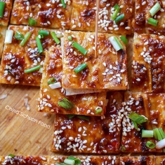 Cho dầu ăn vào chảo làm nóng, đặt miếng bột vào chiên vàng giòn tầm 3 - 5 phút rồi lật ngược lại, phết lên trên mặt bánh một lớp dầu mè rồi một lớp sốt vừa chuẩn bị. Rắc hành lá và mè lên trên rồi tắt bếp lấy bánh ra cắt thành từng miếng vừa ăn, có thể ăn kèm tương ớt hoặc ăn không đều được.