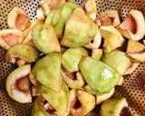 Chạy vẽ gọt vỏ ngâm nước muối loãng, Cắt thành miếng rửa lại cho sạch