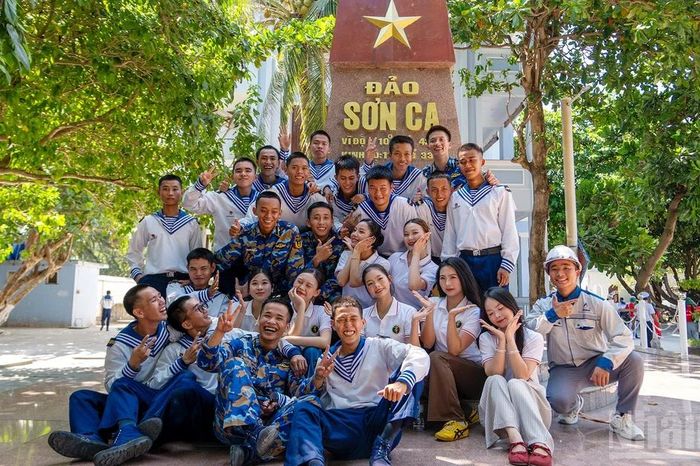 [Ảnh] Mang sức trẻ đến với Trường Sa - Báo Nhân Dân