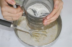 Từ từ cho 300g bột mì và 1 muỗng cà phê muối nở vào và khuấy đều, nhẹ tay đến khi hỗn hợp sánh đặc là được.