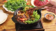 Khi ăn đợi sốt sôi nhúng bò và rau vào đảo đều khi bò và rau chín gắp ra chén rồi cho thêm rau và bò mới vào tương tự ăn bò nhúng dấm, có thể cuốn bánh tráng hoặc ăn kèm bánh mì.