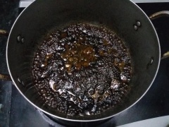 Hòa nước tương Chin-su, đường, nước, dầu hào tỏi ớt Chin-su cùng với tiêu xanh đập dập. Khuấy đều hỗn hợp cho tan đường. Cho dầu olive vào nồi, khi dầu nóng cho đường vào tạo màu caramel. Sau đó cho hành boa rô vào. Tiếp theo cho hỗn hợp nước tương Chin-su vào.