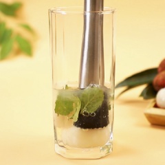 Sau đó cho vào ly 3 quả đã bốc vỏ, 5 lá húng lủi, 20ml siro vải, 15ml nước cốt chanh, 70ml syrup đường rồi dầm nát.