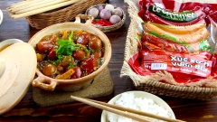 Nếu là fan của thịt kho trứng cút cùi dừa thì bạn không nên bỏ lỡ món xúc xích vườn bia kho trứng cút này, hương vị và độ ngon đảm bảo không hề kém cạnh thịt kho đâu nha. Bảo đảm sẽ tốn cơm hơn mọi bữa ăn khác cho xem.
