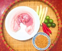 Thịt mua về rửa sạch, vớt ra rổ cho ráo nước sau đó ướp với 1/2 muỗng cà phê hạt nêm. Cắt mỗi quả tắc thành 3 hoặc 4 miếng, tách bỏ hạt để không bị đắng. Sả thái khoanh mỏng, ớt cắt lát.