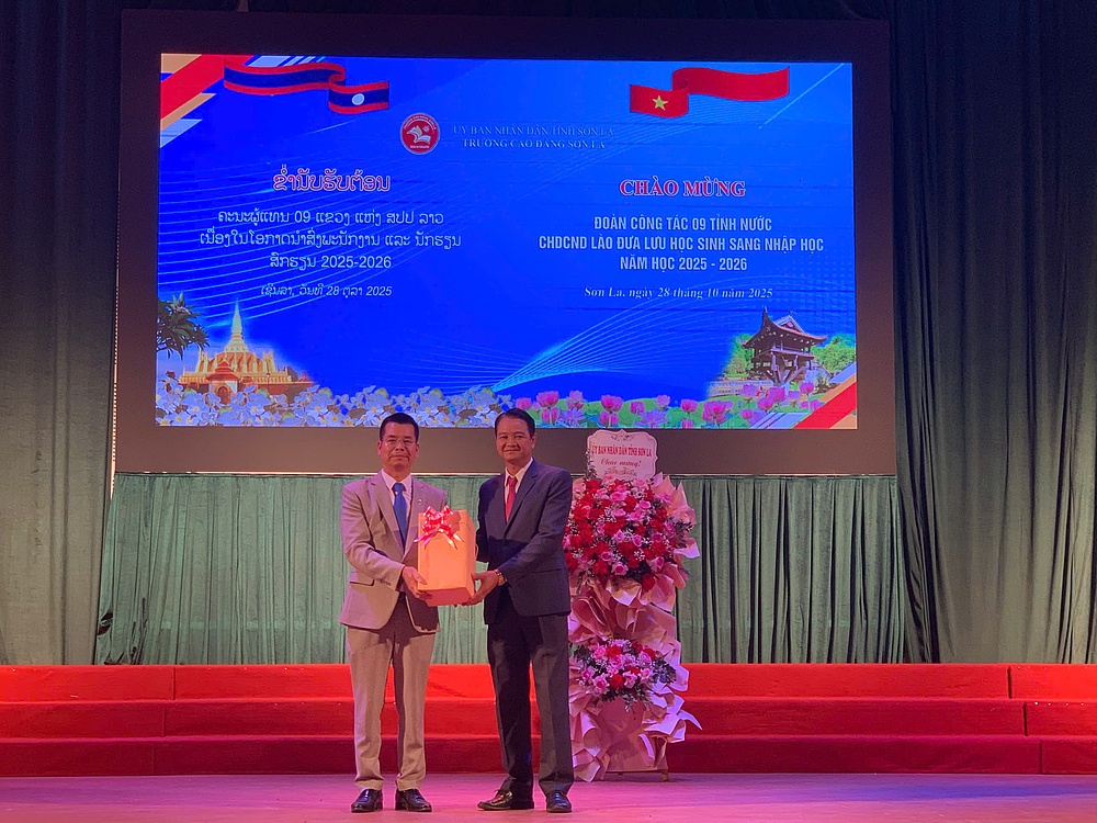 Trường Đại học Tây Bắc đón tiếp, làm việc với đoàn công tác các tỉnh nước CHDCND Lào và lưu học sinh nhập học năm học 2025 - 2026