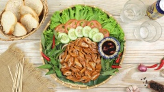 Bày ruột heo lên mẹt lót lá chuối, thêm xà lách, rau răm, dưa leo, cà chua ăn kèm. Ruột heo ngon nhất là chấm với nước tương tỏi ớt. Ruột heo khìa mềm dai thơm lừng, vị mặn ngọt đậm đà hấp dẫn, đây sẽ làm món nhậu ngon, kích thích vị giác cho cả gia đình bạn.