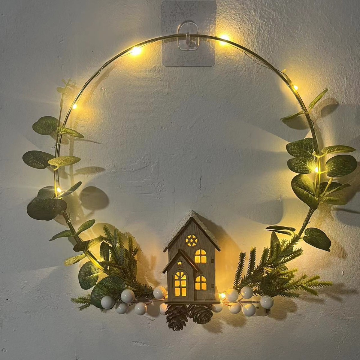 Weihnachtlicher Holzkranz mit LED-Beleuchtung