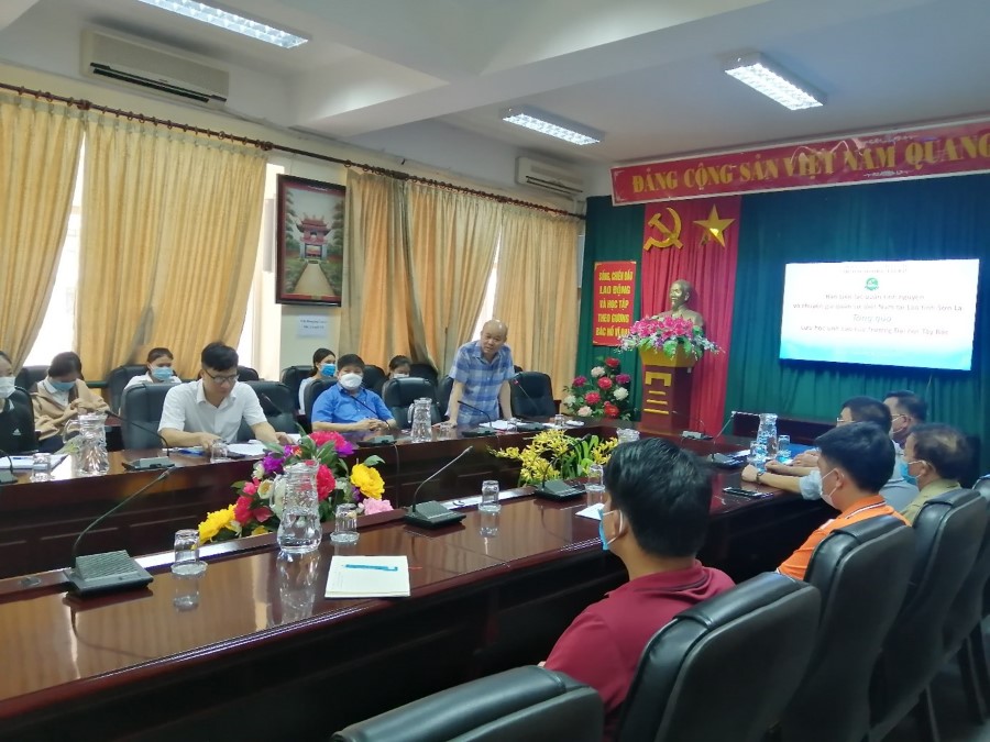 Ban liên lạc quân tình nguyện và chuyên gia quân sự Việt Nam tại Lào tỉnh Sơn La trao quà hỗ trợ các em Lưu học sinh Lào tại Trường Đại học Tây Bắc