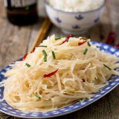 Món khoai tây xào với cách chế biến như thế này vừa nhanh, đơn giản mà lại khá ngon miệng. Đây là món ăn thích hợp cho các bữa cơm trưa, cơm tối mà không có nhiều thời gian chế biến.