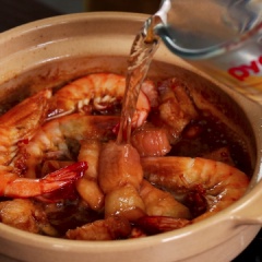 Đổ nước vào cho ngập sấp mặt (khoảng 1 chén con). Tiếp tục đun sôi, rim trên lửa vừa 10 phút. Sau đó, cho cơm dừa vào kho chung thêm 10 phút. Nêm nếm lại cho vừa ăn, nước kho sệt lại thì tắt bếp.