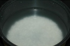Gạo nếp, gạo tẻ vo sạch, cho vào nồi cùng 1.5 lít nước, nấu sôi.