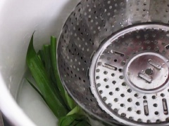 Gạo nếp vo sạch, ngâm qua đêm hoặc 4-6 tiếng, vo lại và để ráo nước. Đun sôi nước và bó lá dứa, cho nếp vào xửng hấp. khoảng 15 phút đảo xôi, hấp thêm 20 phút nữa xôi chín tắt bếp.