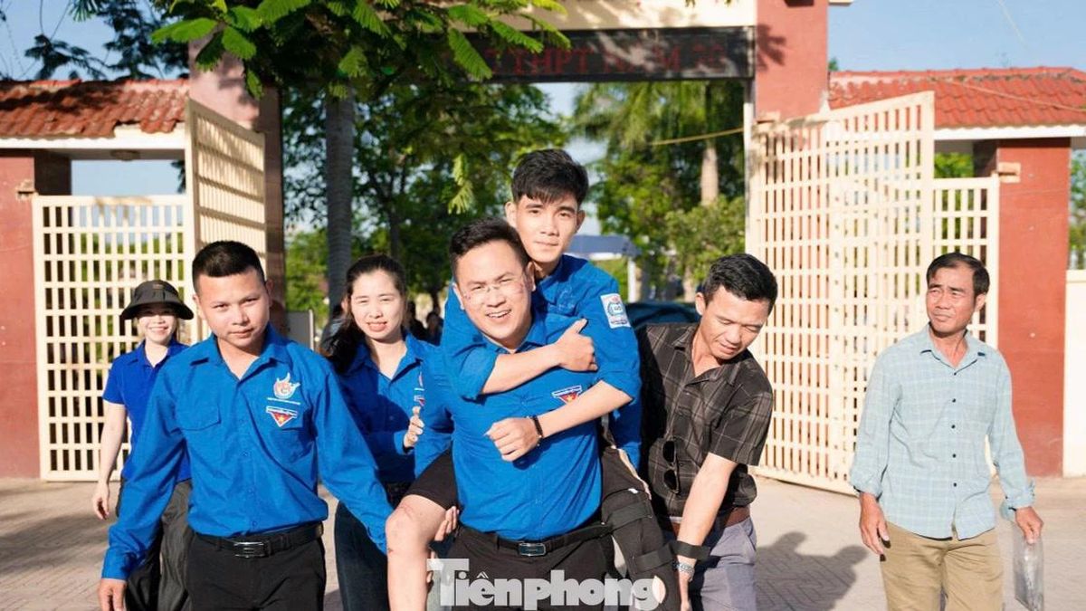 Màu áo xanh giữa mùa thi: Cõng thí sinh vào phòng thi, nấu bữa sáng miễn phí - Báo Tiền Phong