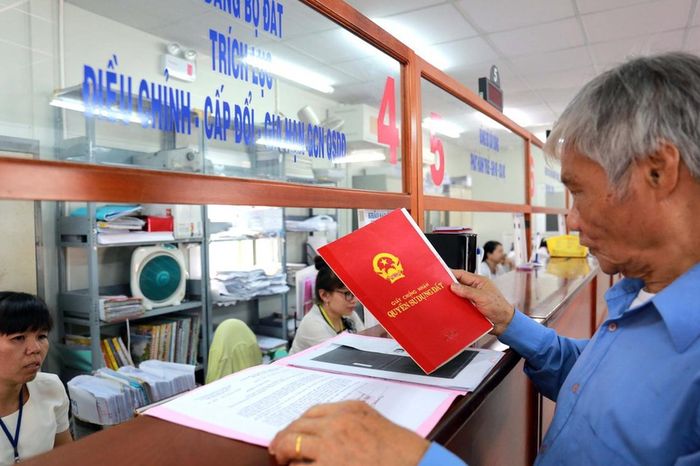 Bản tin BĐS 17/4: Hướng dẫn thủ tục đính chính, cấp đổi sổ đỏ rách, sai sót - Báo Xây Dựng