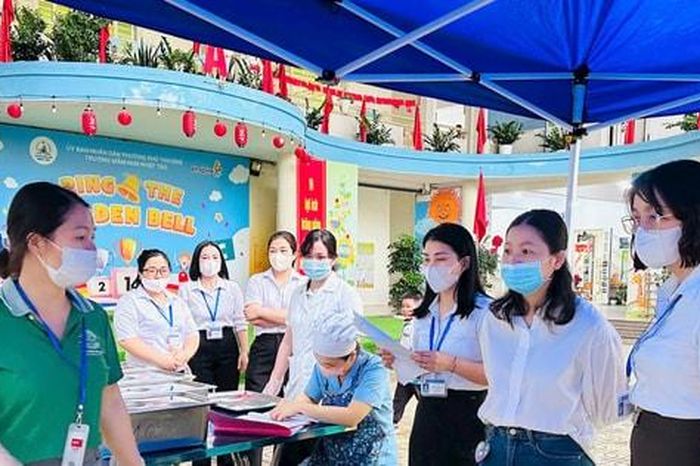 Phường Phú Thượng kiểm soát an toàn thực phẩm từ nguồn cung đến suất ăn học đường - Báo Hà Nội Mới