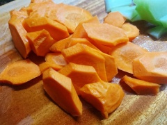 Cà rốt, su su bỏ vỏ, rửa sạch cắt miếng nhỏ vừa ăn. Cá diêu hồng, rửa sạch, lọc bỏ xương, cắt hạt lựu. Thịt nạc rửa sạch, chia làm 2 phần 1 phần cắt miếng vừa ăn ướp gia vị với hạt nêm và hành tỏi, phần còn lại cắt hạt lựu.
