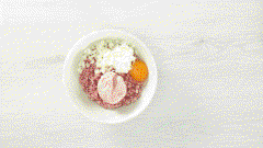 Trong một tô, trộn đều 300gr thịt xay, 100gr giò sống, 50gr củ sắn (đã vắt ráo nước), 50gr hành tây cắt hạt lựu, 1 quả trứng gà với 1/2 muỗng cà phê hạt tiêu, 1 muỗng canh dầu hào, 10gr hành tỏi băm đến khi hỗn hợp hòa quyện hoàn toàn rồi để trong 20 phút.