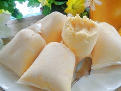 Cho từng ít hỗn hợp xoài xay vào túi nilon buộc kín, để vào ngăn đá tủ lạnh 6-7 tiếng là kem đông.