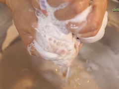 Chia bột gạo và bột năng thành 2 phần bằng nhau. Chuẩn bị một miếng vải lọc. Trộn 250gr bột gạo với 75gr bột năng, cùng 1.5l nước vôi trong, dùng tay nhồi bóp miếng vải để lọc bột. Phần còn lại làm tương tự nhưng thay bằng nước lá dứa. Cho 2 phần bột vào nồi đáy dày, khuấy song song 2 nồi bột.