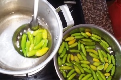 Đun nóng nồi nước (chưa đun sôi), đổ ớt xanh vào, chần ớt khoảng 30 giây rồi vớt ra ngay. Ngâm ớt xanh vào tô nước lạnh để làm nguội. Sau đó vớt ra để ráo nước nhé.