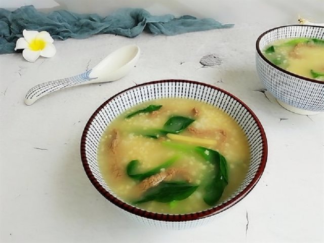 Cháo Hạt Kê Thịt Bò Và Cải Bó Xôi