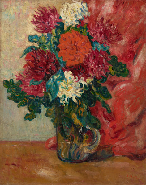 Dahlias à la cruche en verre devant une tenture rouge circa 1910
