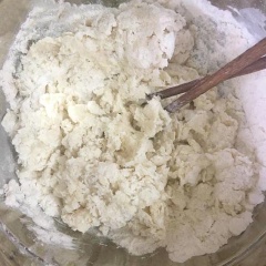 Trộn men nâu với sữa tươi, 20g đường cho tan rồi cho bột mì, dầu ăn, muối, baking soda, vào trộn đều. Nhào bột cho đến khi bột mịn không dính tay là được. Cho bột vào một chiếc nồi phủ một chút dầu ăn để bột không bị khô rồi đem ủ chỗ kín như lò vi sóng khoảng 40 phút đến khi bột nở gấp đôi là được.