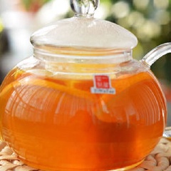 Tắt bếp, cho hỗn hợp táo, thơm vào hũ thủy tinh. Thêm trà túi lọc, cam, 1 muỗng canh mật ong vào, khuấy đều lúc hỗn hợp còn nóng để trà tan ra.