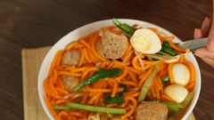 Cho bún vào tô, thêm trứng cút, rau cần nước, giá đỗ và cải ngọt trụng chín, chan nước dùng và thịt riêu cua, rắc thêm hành phi chiên giòn là đủ chuẩn món bún đỏ trứ danh rồi đấy. Món bún đỏ không chỉ lạ miệng mà còn rất thơm ngon. Làm ngay cho gia đình mình thưởng thức đặc sản thôi nào.