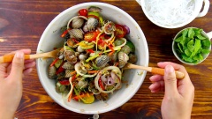 Rưới nước mắm trộn gỏi lên trên sò huyết và rau củ rồi trộn đều tất cả.