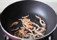 Đun nóng 1 muỗng canh dầu mè rồi cho tôm khô vào, đảo đều tay.