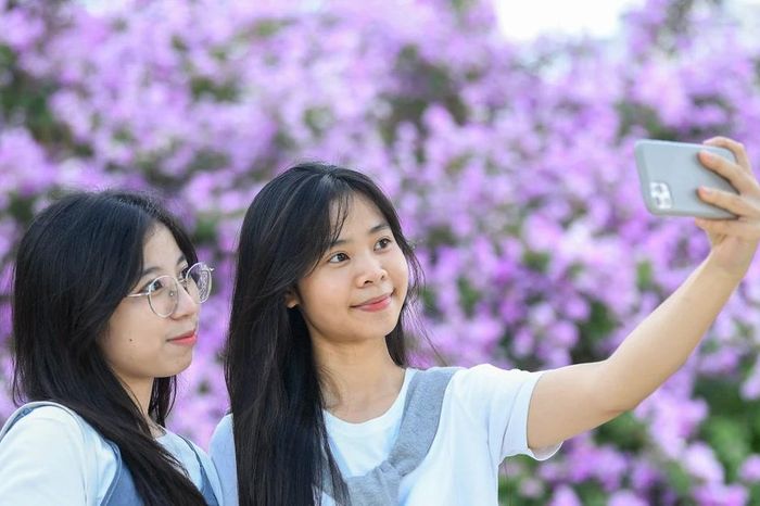 Giới trẻ đứng kín cầu đi bộ chụp ảnh check-in cây bằng lăng gây sốt ở Hà Nội - Báo Tiền Phong