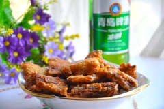 Cá hố nhúng bột chiên giòn với thịt cá hố chín bùi bùi, lớp vỏ bột giòn rụm, béo ngậy, chấm thêm các loại sốt chua cay, mặn ngọt đậm đà nữa thì tuyệt.