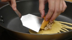 Cho thịt bò đã xào, xúc xích heo vào giữa bánh. Cuộn bánh tròn lại.