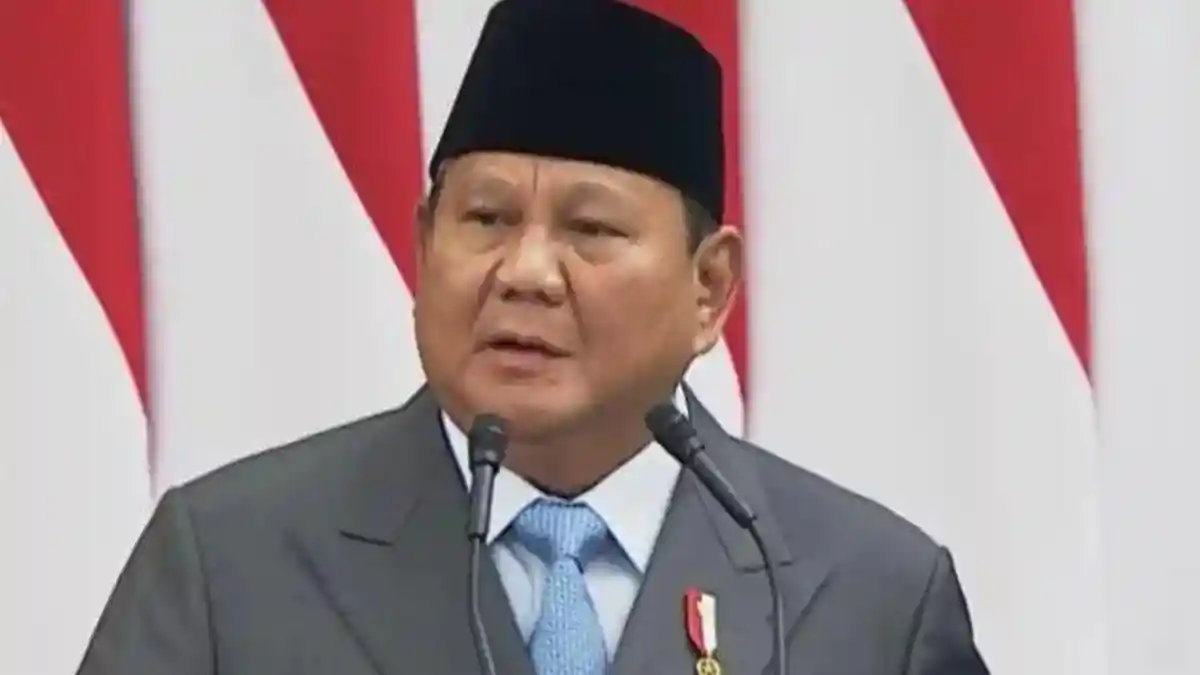 Seorang dokter sedang melakukan pemeriksaan kesehatan di rumah sakit di Indonesia.
