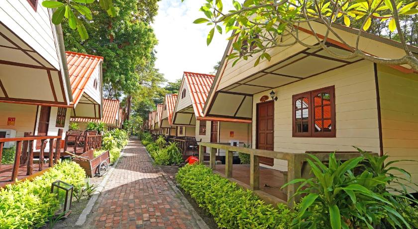 Deluxe Bungalow Thumbnail 2