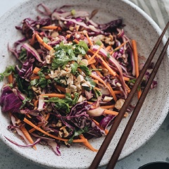 Bắt đầu một bữa ăn ngon lành và hấp dẫn với món salad bắp cải tím giòn giòn, chua ngọt và có tác dụng giảm ngán rất hiệu quả cũng như cung cấp một lượng chất xơ dồi dào cho cơ thể đấy.