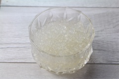 Làm nước cốt dừa bột báng: Luộc chín bột báng, cho 100 ml nước cốt dừa, 200 ml nước dảo dừa còn lại hòa thêm với một ít bột năng (chừng 1 muỗng cà phê), 50 gram đường và thêm một xíu muối rồi đun sôi. Khi hỗn hợp nước cốt dừa sệt lại thì cho bột báng chín vào trộn đều rồi tắt bếp.