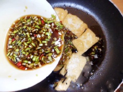 Để nguyên chảo chiên đậu, trút bát nước sốt đã pha vào, đun khoảng 5 phút đủ để đậu hũ ngấm gia vị.
