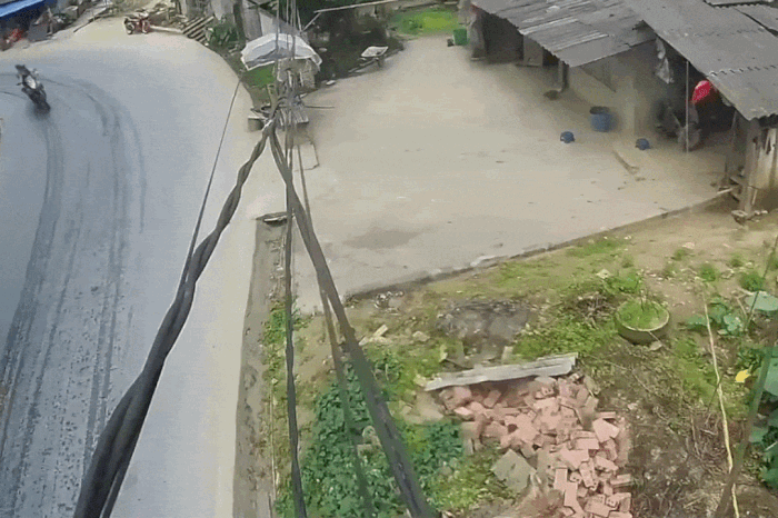 Clip: Xe máy ngã sõng xoài trước mũi ô tô tải ở khúc cua - Báo Tiền Phong