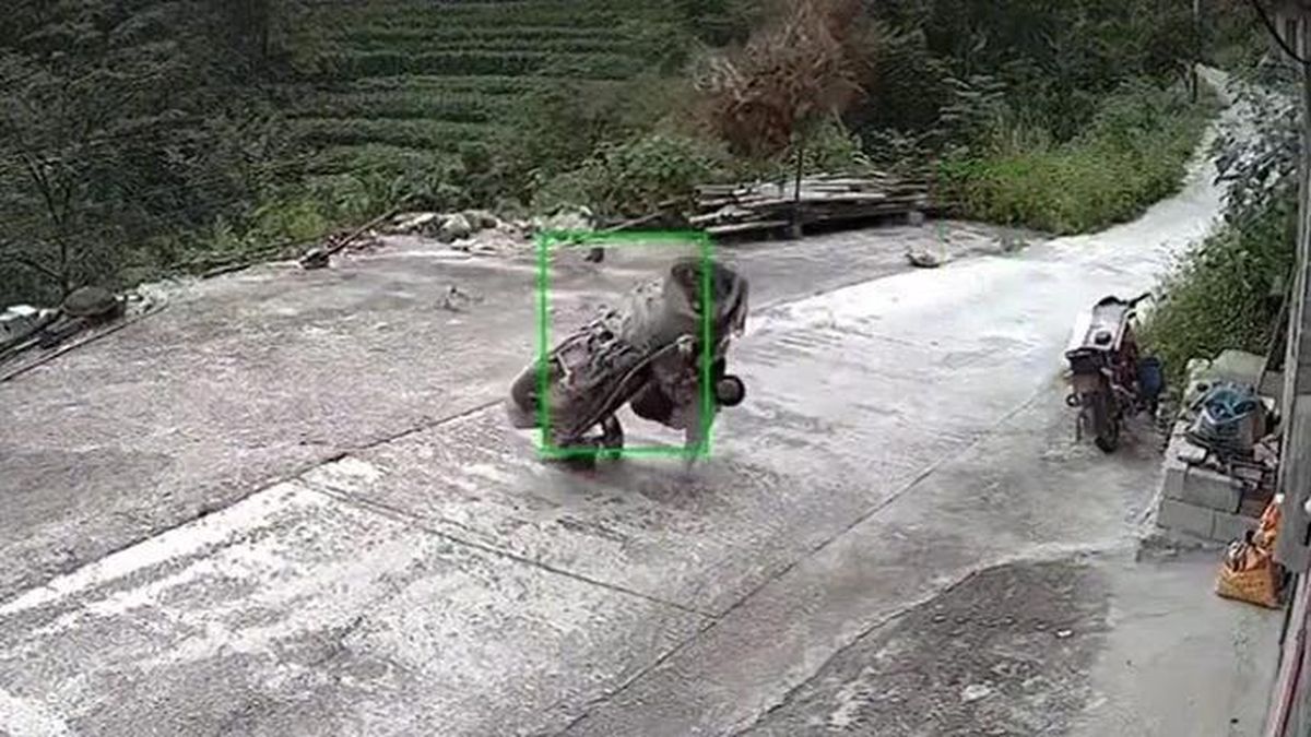 Đi xe máy trên đường, người phụ nữ bất ngờ bị dây thép quật ngã văng xuống đất - Tạp chí Doanh Nghiệp Việt Nam