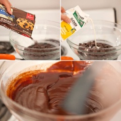Cho 250g bột cacao và 100ml sữa tươi vào lò vi sóng đun chảy. Sau đó lấy ra, đổ hỗn hợp này lên trên bánh cho chúng chảy tự do.