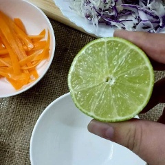 Pha nước mắm trộn gỏi bằng chanh, nước mắm, đường rồi trộn vào gỏi để trong 10 phút.