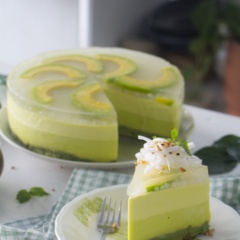 Vậy là bạn đã hoàn tất chiếc bánh Mousse bơ đẹp mắt và tươi mát, một món giải nhiệt cực kì thú vị vào mùa hè rồi đấy. Miếng mousse bơ chia thành bốn tầng với màu sắc từ đậm đến nhạt rất bắt mắt, cắn vào một miếng là mềm mịn và tan ngay trong miệng, vị mousse béo ngậy, thơm nức mùi bơ. Với công thức tuyệt vời này đảm bảo gia đình và các bé sẽ phải thích mê và trầm trồ khen tài nghệ của bạn ngay từ lần đầu tiên nếm thử cho mà xem.